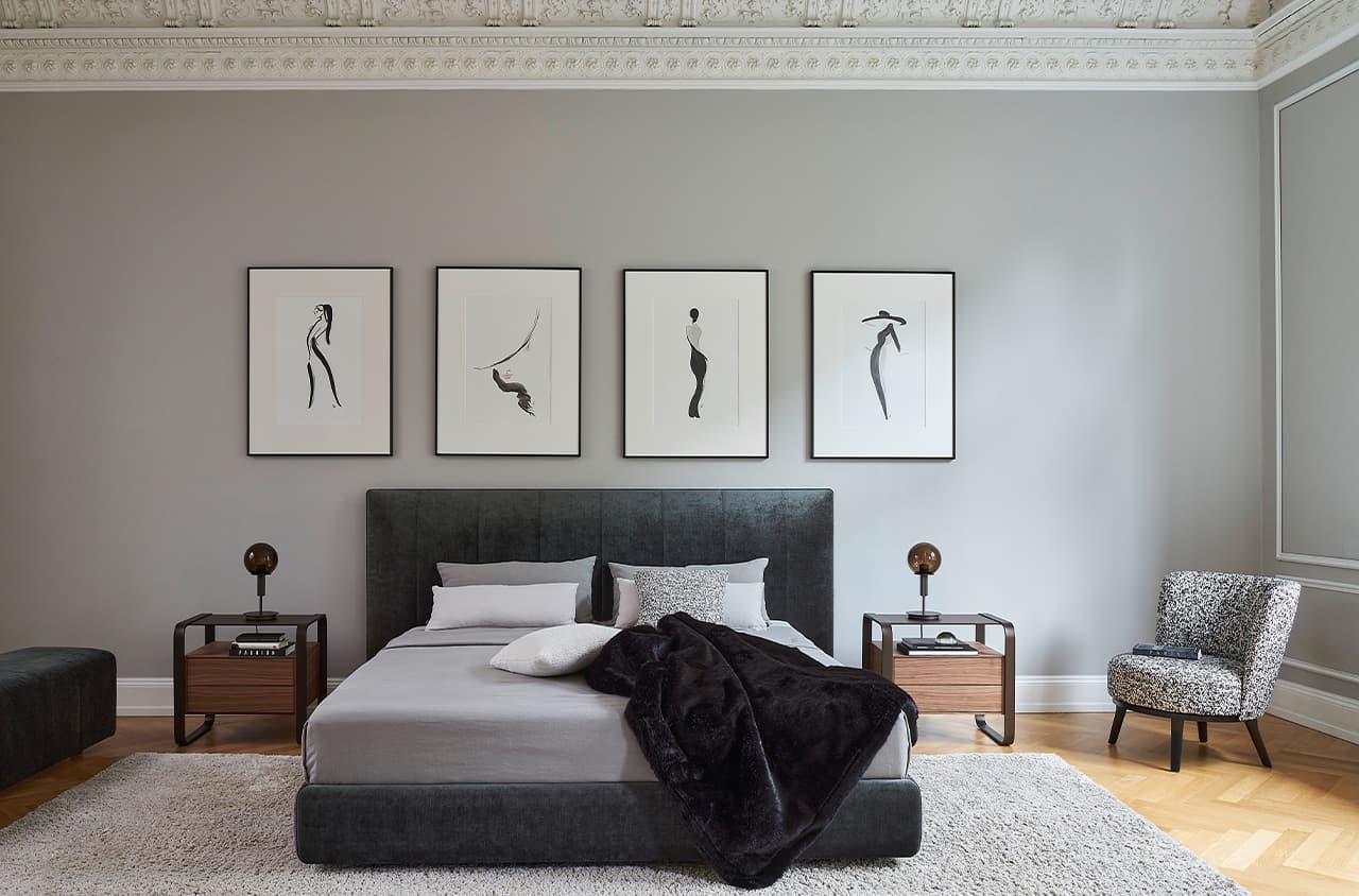 Elegantes Schlafzimmer mit dunklem Polsterbett.